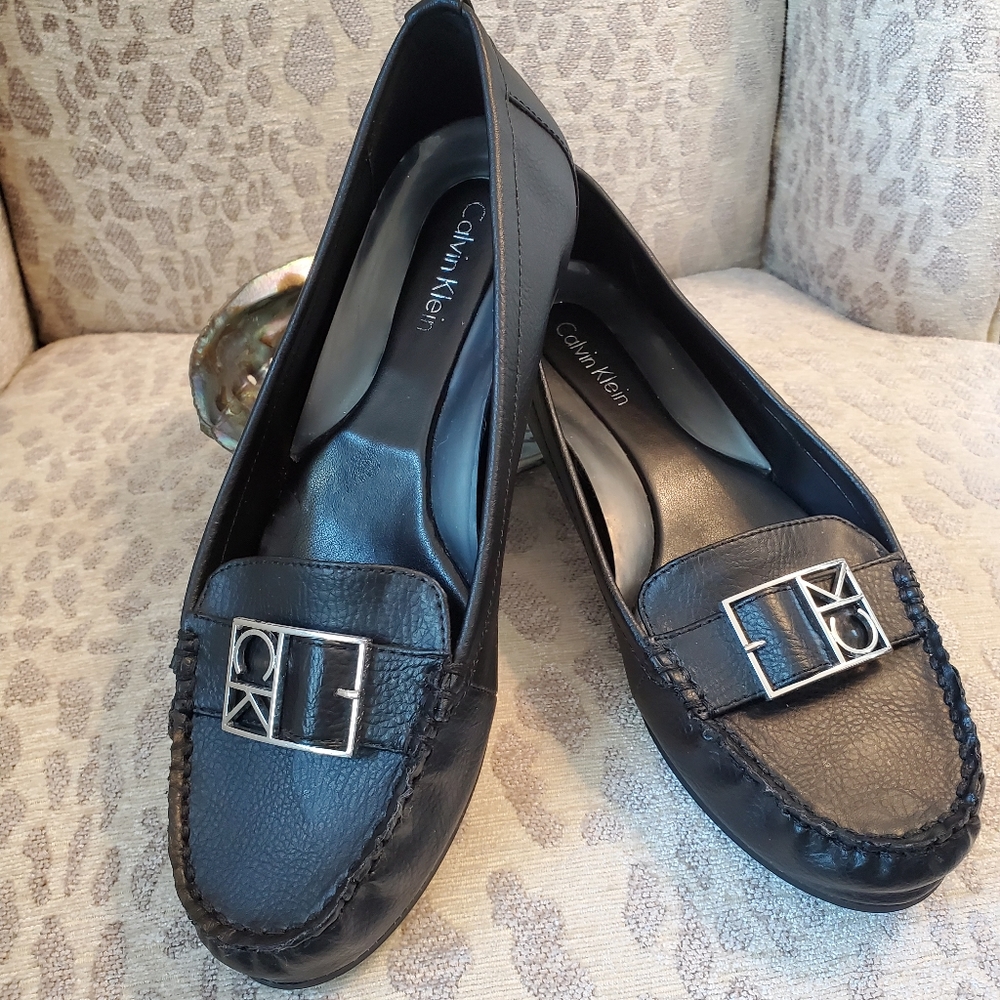 Calvin Klein womens black leather loafer in size 6